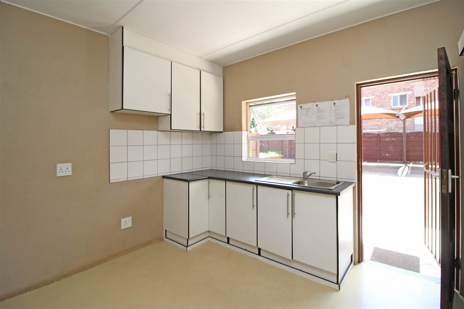 1 Bed House in Kempton Park Central photo number 4