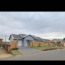 3 Bed House in KwaMashu photo number 2