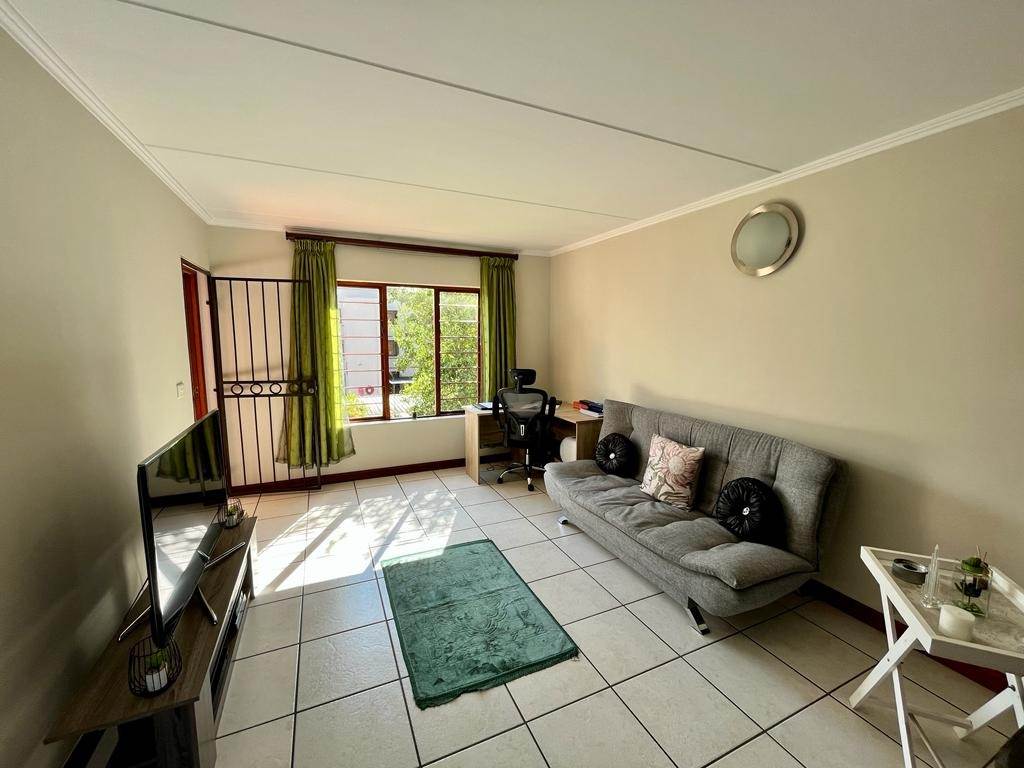 1 Bed Apartment in Bedfordview photo number 5