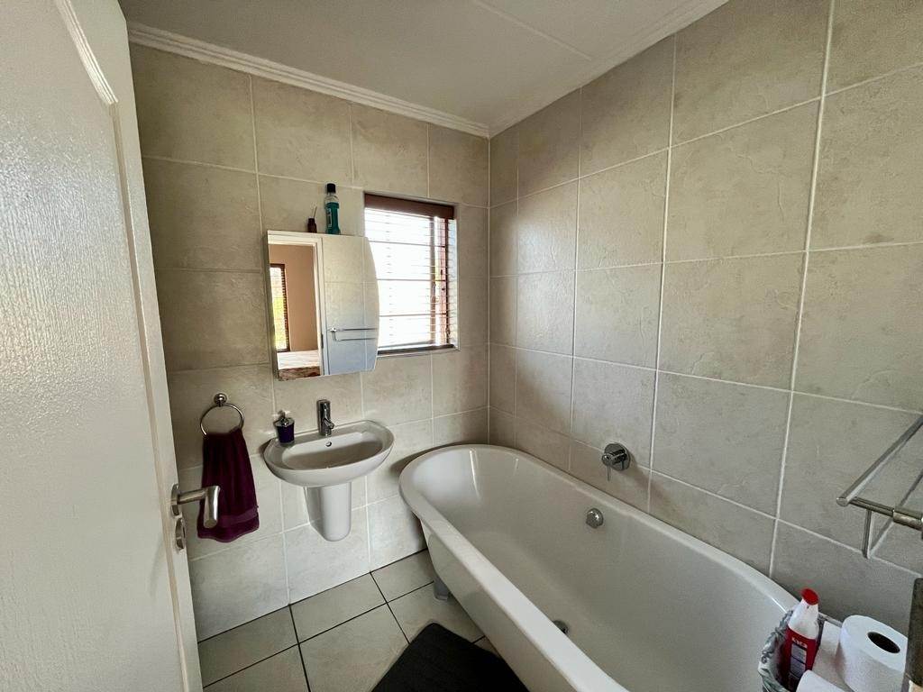 1 Bed Apartment in Bedfordview photo number 9