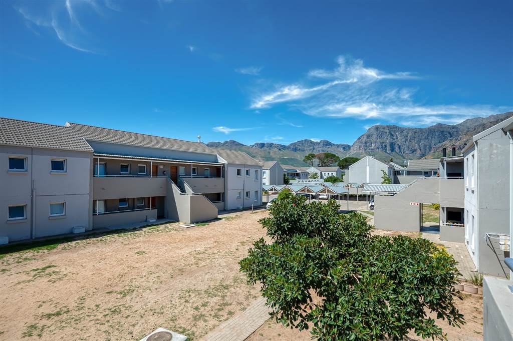 2 Bed Apartment in Paarl photo number 16