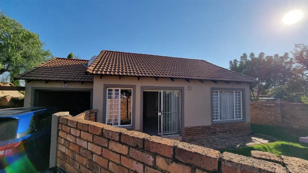 2 Bed Townhouse in Rooihuiskraal North photo number 15