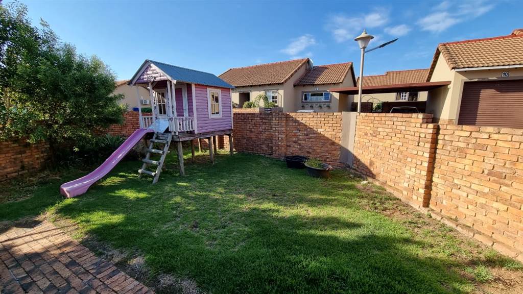 2 Bed Townhouse in Rooihuiskraal North photo number 16