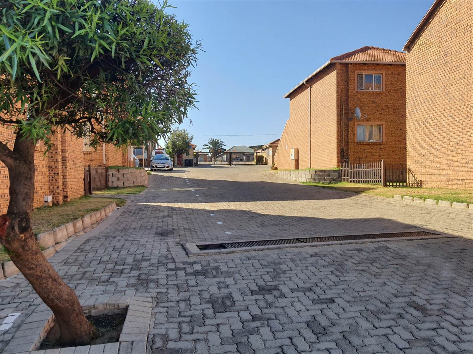 2 Bed Townhouse in Rosettenville photo number 17