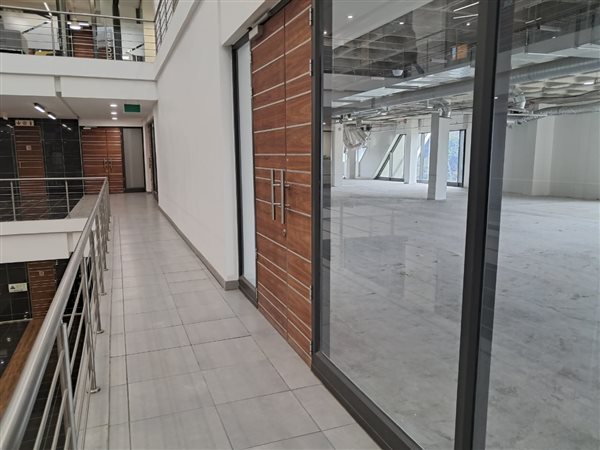 473  m² Commercial space