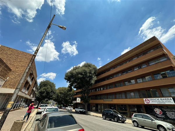 128  m² Commercial space in Alberton