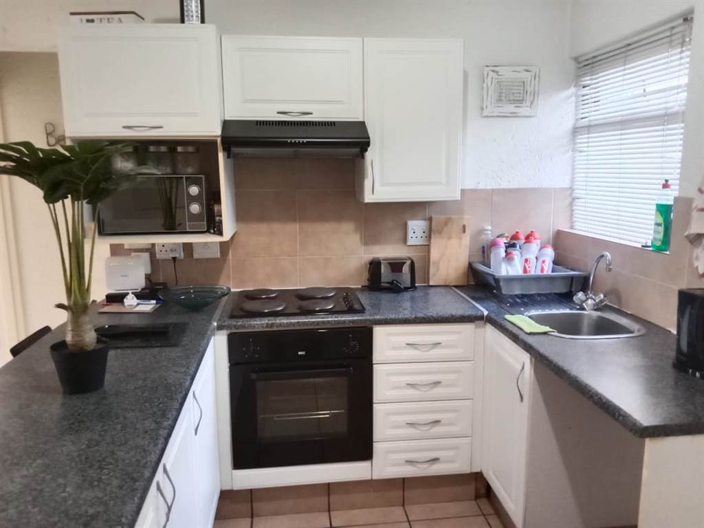 1 Bed Apartment in Sunninghill photo number 2