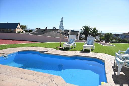 6 Bed House in Myburgh Park photo number 2