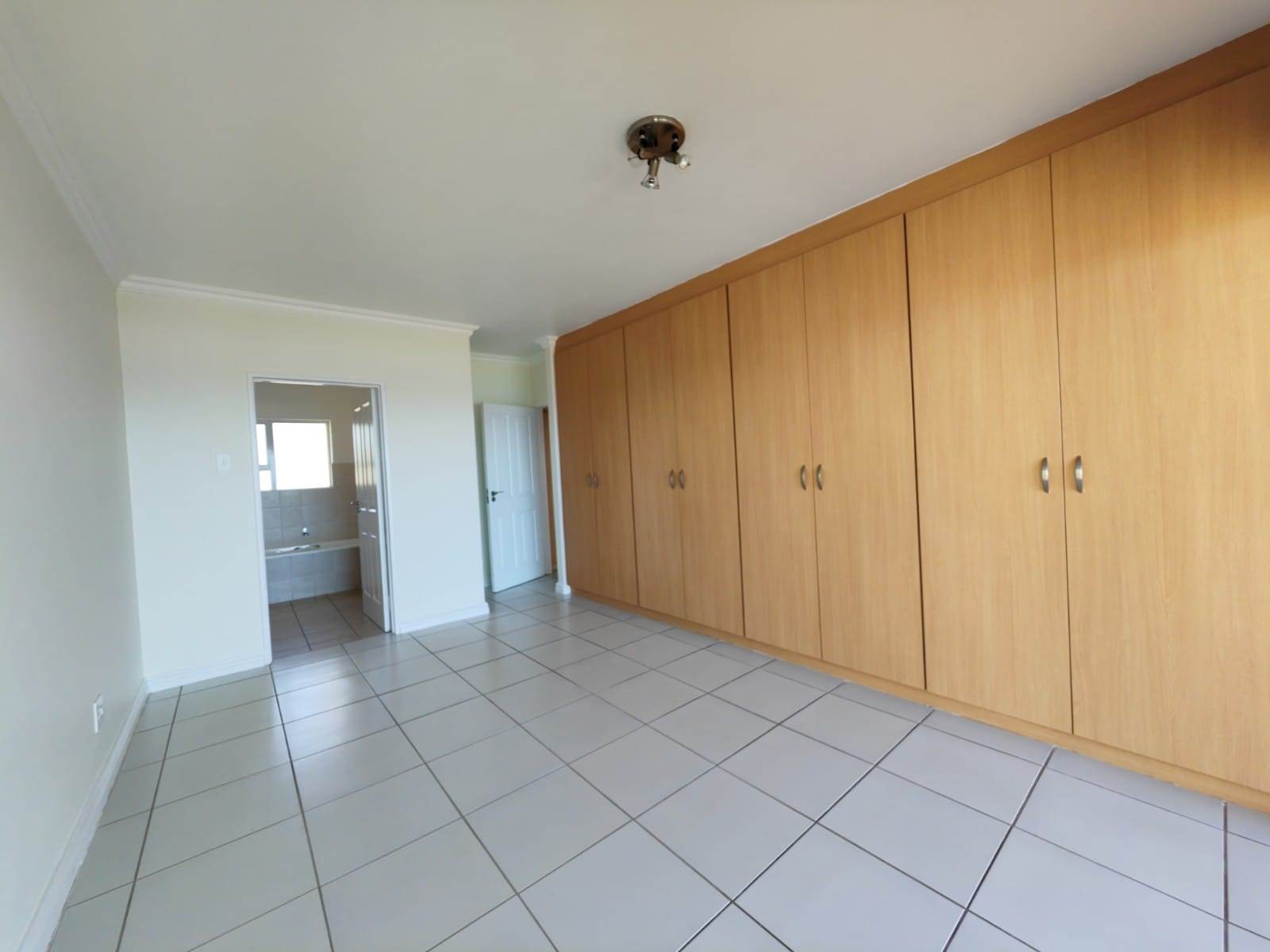3 Bed Flat in Illovo Beach photo number 12