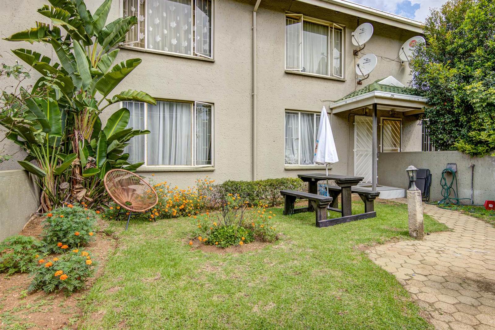 2 Bed Townhouse in Glen Marais photo number 13