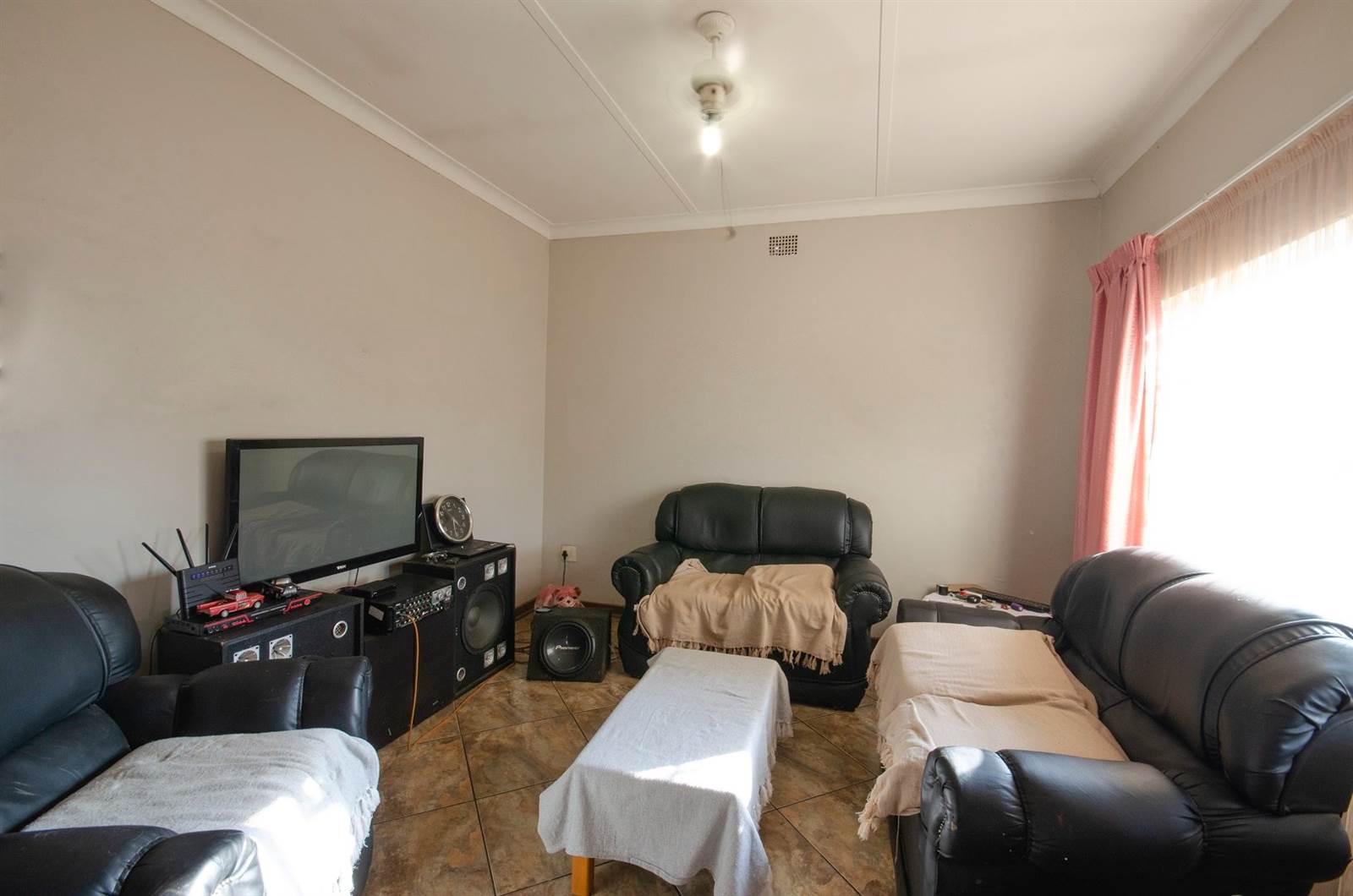 2 Bed House in Rensburg photo number 2