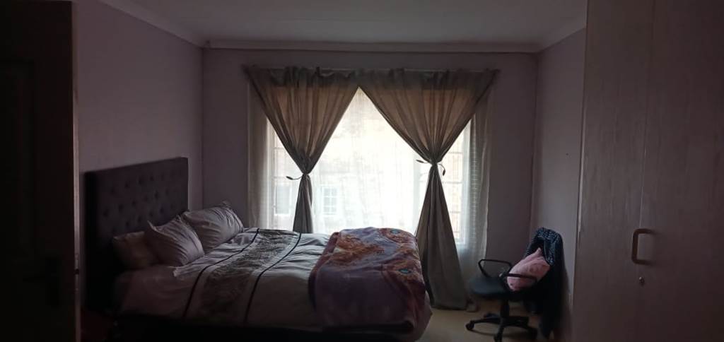 2 Bed Apartment in Moreleta Park photo number 13