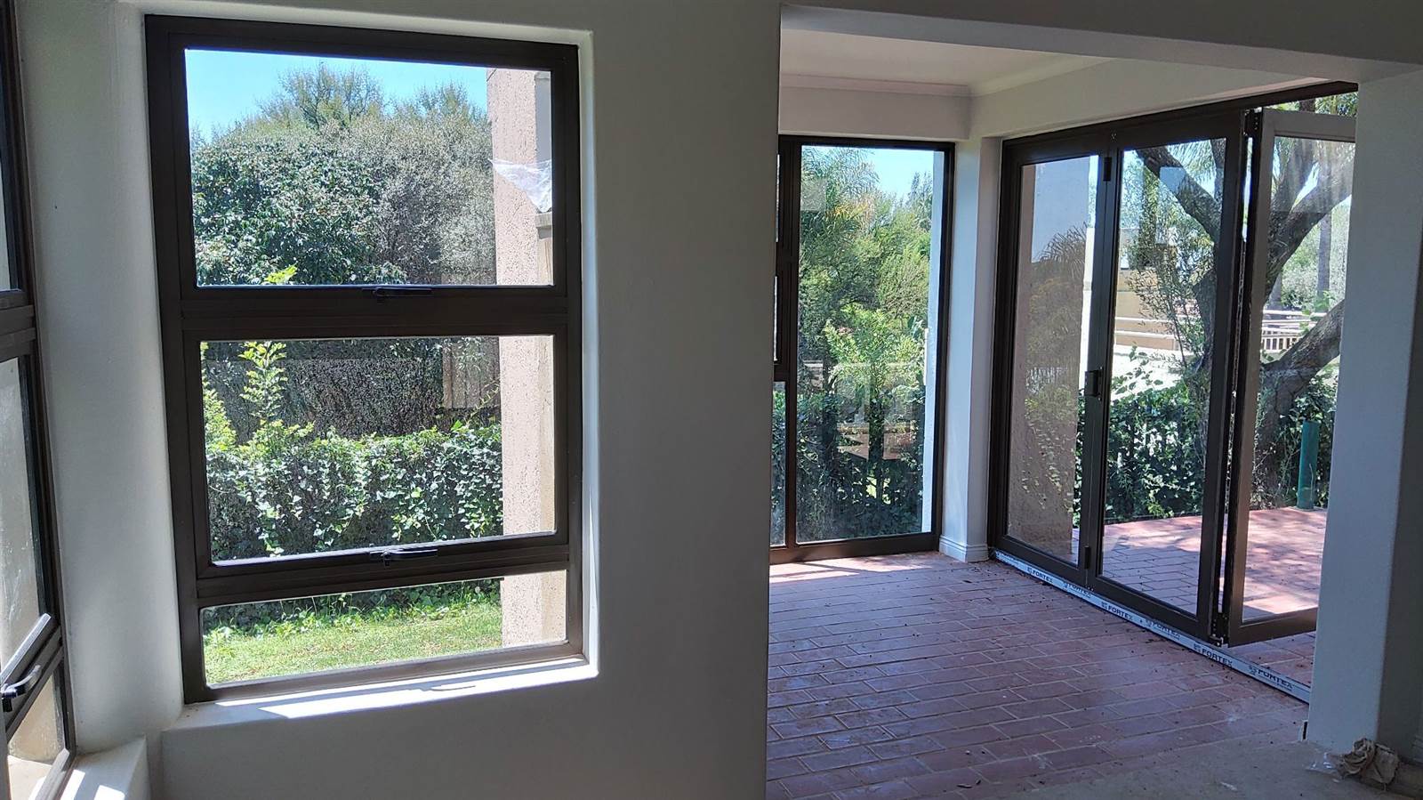 2 Bed Apartment in Waterkloof photo number 15