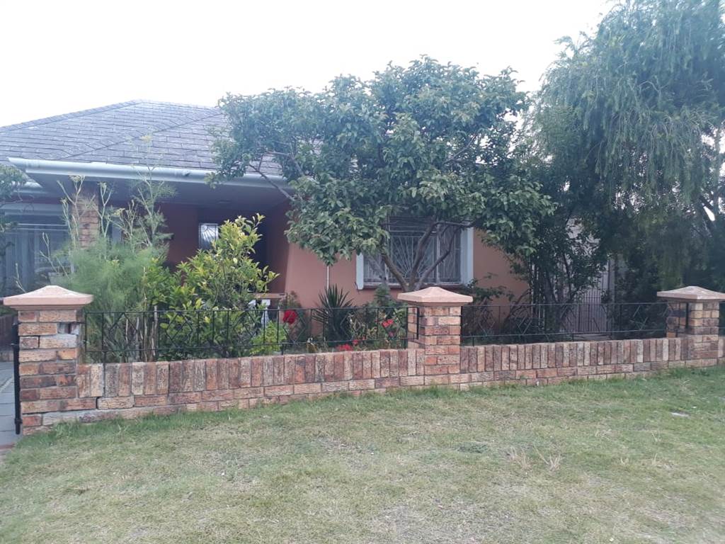 4 Bed House in Grassy Park photo number 3