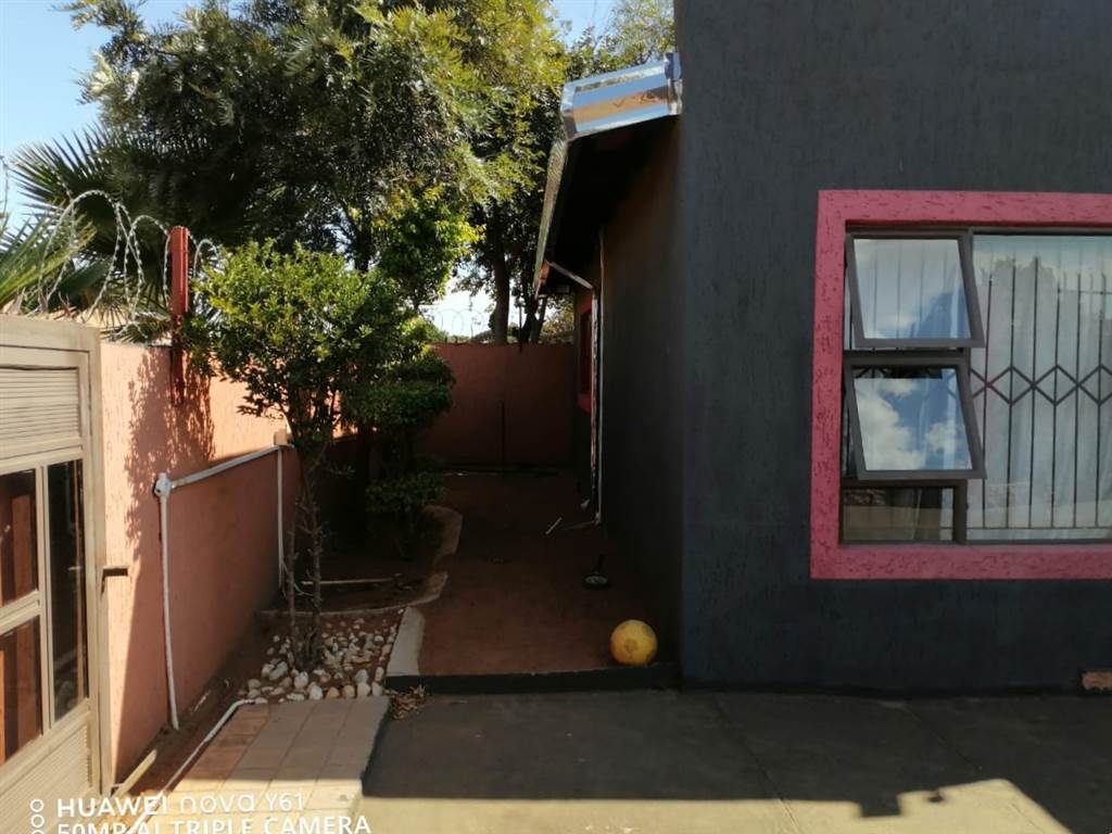 3 Bed House in Lethlabile photo number 16