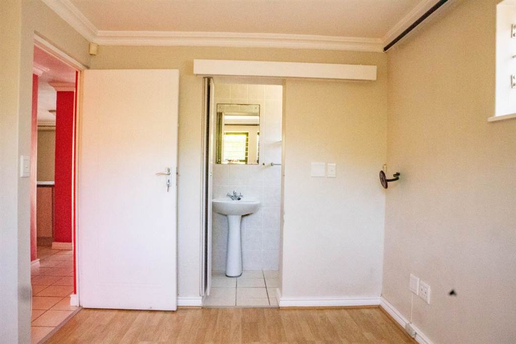 2 Bed Apartment in Fish Hoek photo number 25