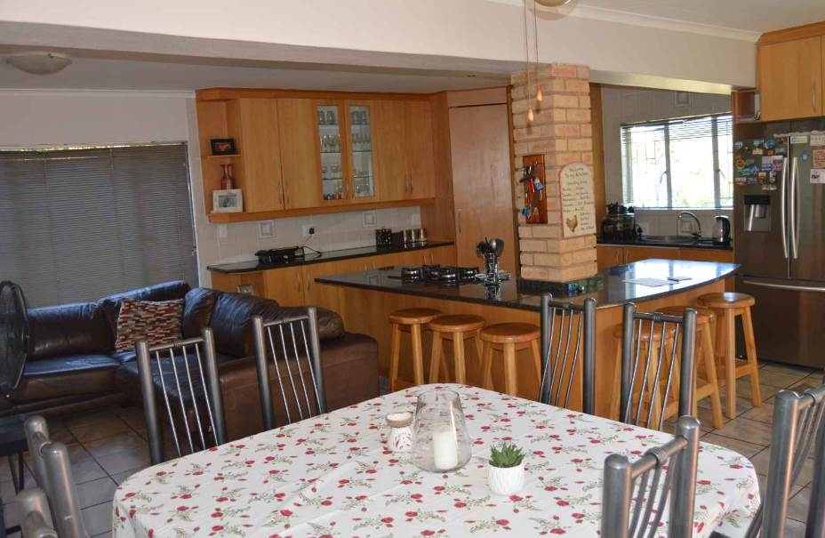 3 Bed House in Mulbarton photo number 6
