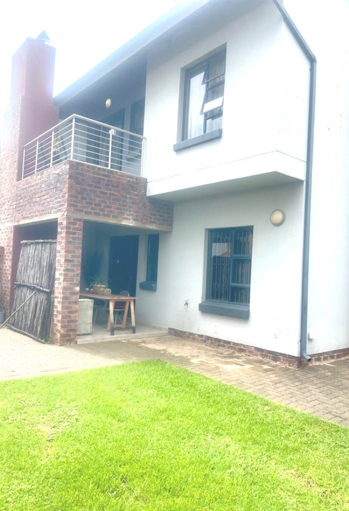 3 Bed Townhouse in Doornpoort and surrounds photo number 2