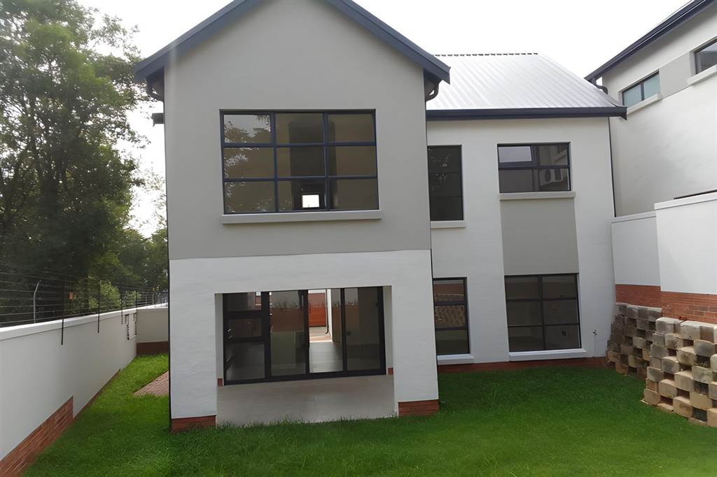 4 Bed Townhouse in Bryanston photo number 27