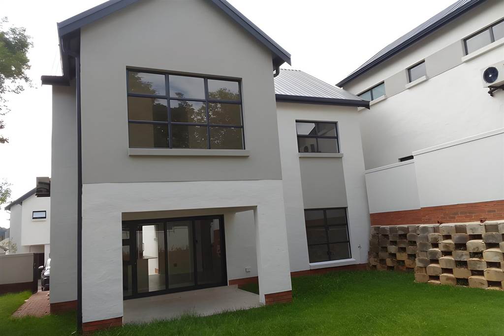 4 Bed Townhouse in Bryanston photo number 28