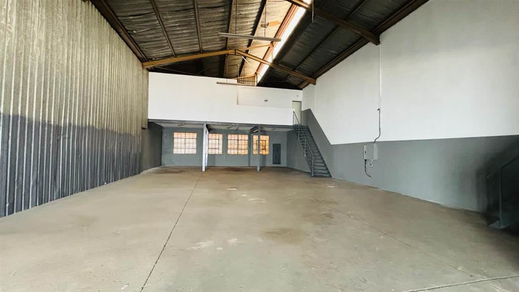 386  m² Industrial space in Stormill photo number 3