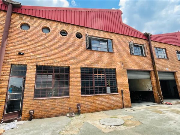 386  m² Industrial space in Stormill