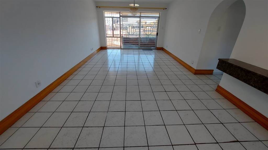 4 Bed Apartment in Fordsburg photo number 2