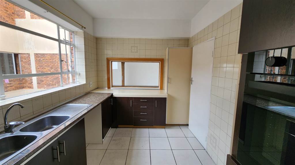 4 Bed Apartment in Fordsburg photo number 15