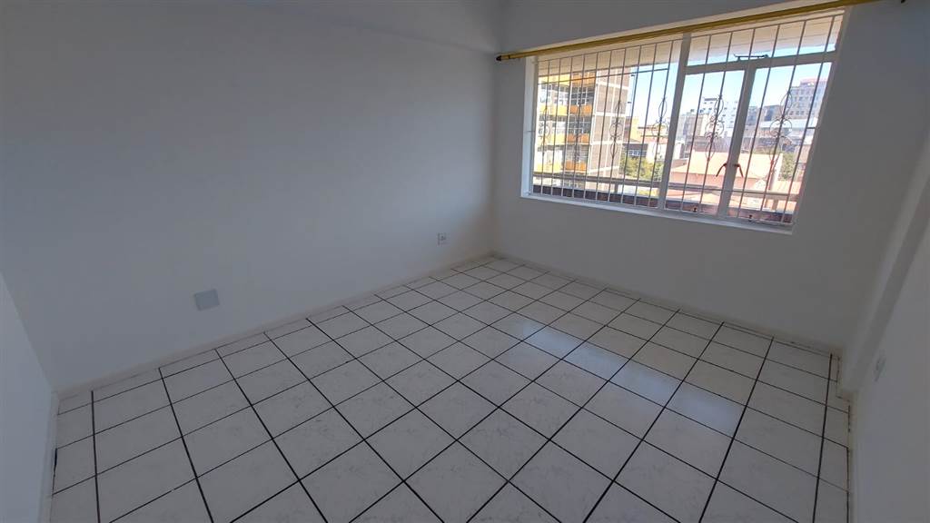 4 Bed Apartment in Fordsburg photo number 9