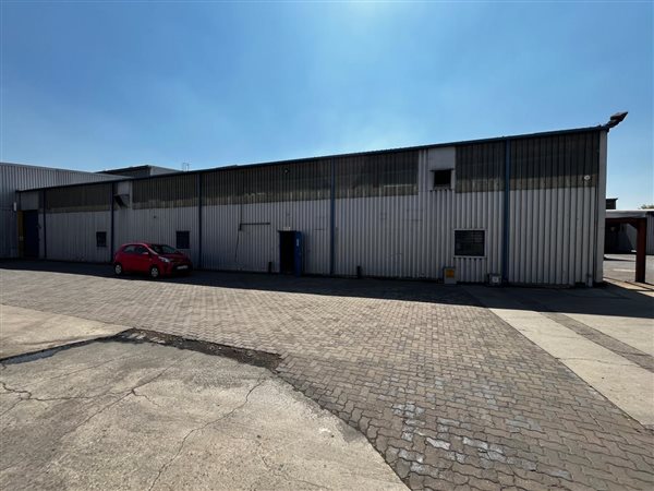 2 400  m² Industrial space