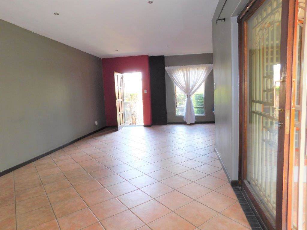 4 Bed Townhouse in Rietvlei Heights Country Estate photo number 7
