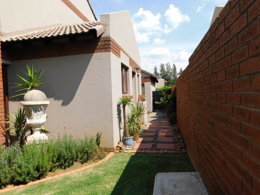 4 Bed Townhouse in Rietvlei Heights Country Estate photo number 4