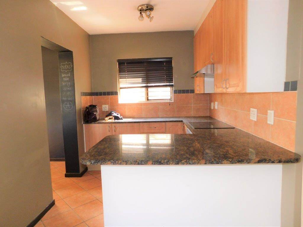 4 Bed Townhouse in Rietvlei Heights Country Estate photo number 8