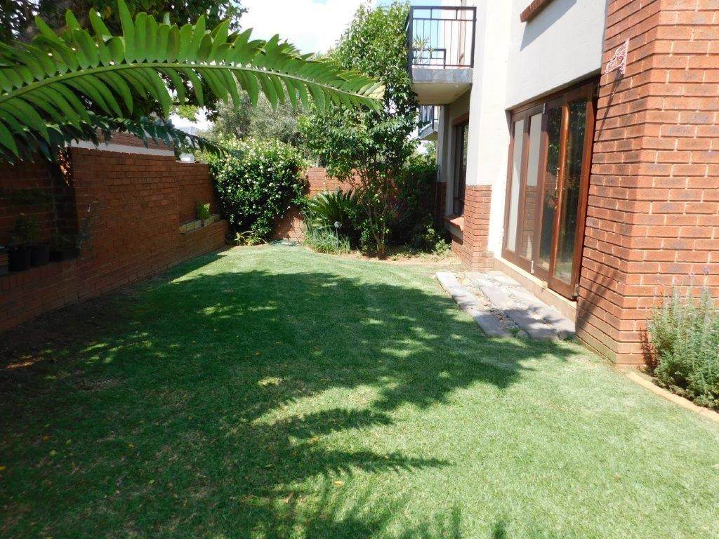 4 Bed Townhouse in Rietvlei Heights Country Estate photo number 2