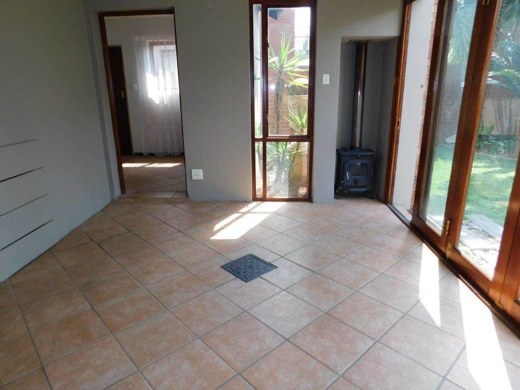 4 Bed Townhouse in Rietvlei Heights Country Estate photo number 5