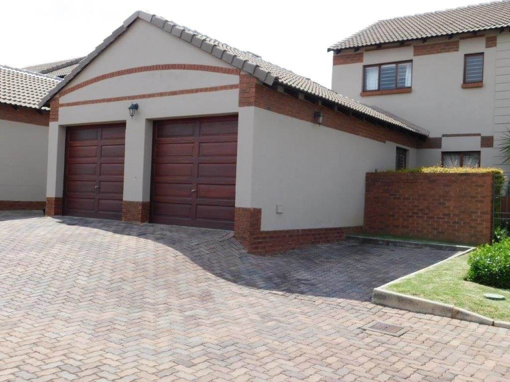 4 Bed Townhouse in Rietvlei Heights Country Estate photo number 1