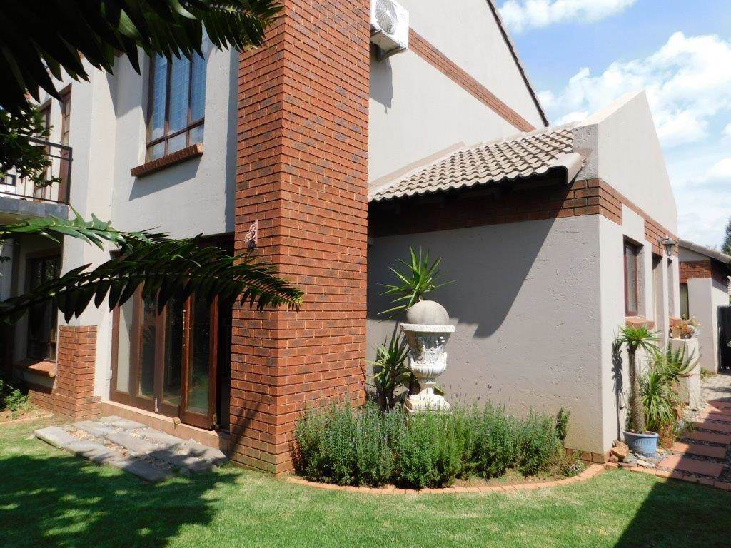 4 Bed Townhouse in Rietvlei Heights Country Estate photo number 3