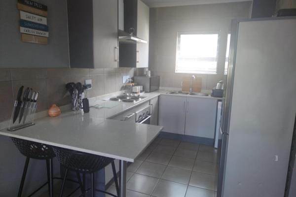 2 Bed Townhouse in Grobler Park photo number 8