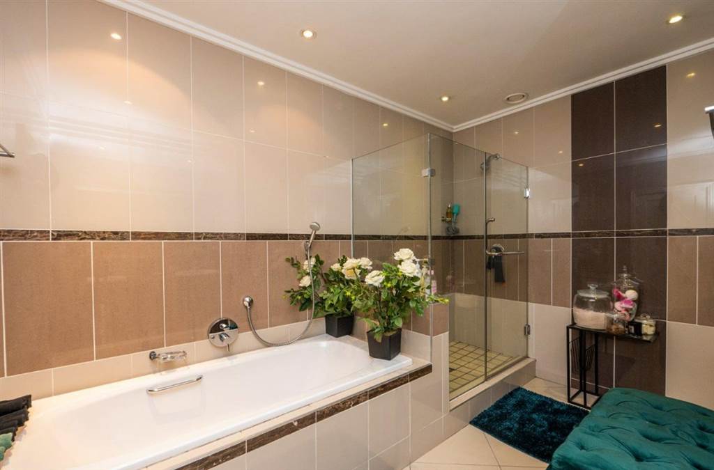 3 Bed Apartment in Bedfordview photo number 7
