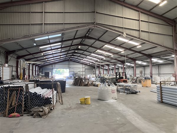 2 400  m² Industrial space