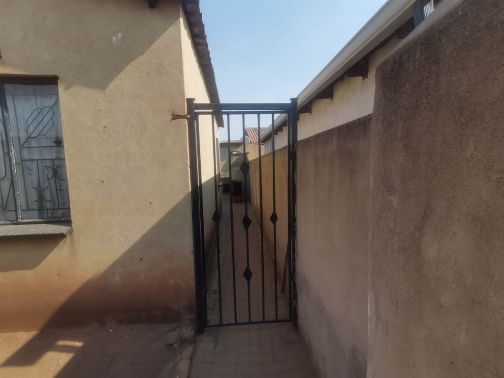 3 Bed House in Tembisa photo number 5