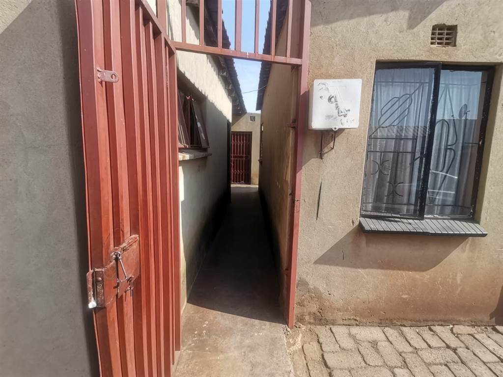 3 Bed House in Tembisa photo number 3