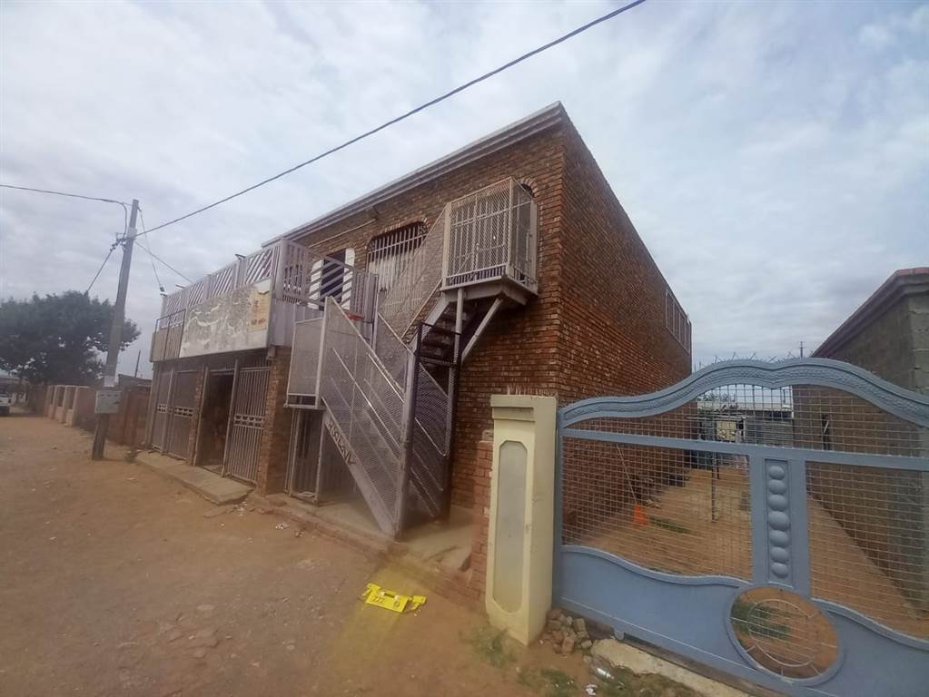 Commercial space in Thabong photo number 2
