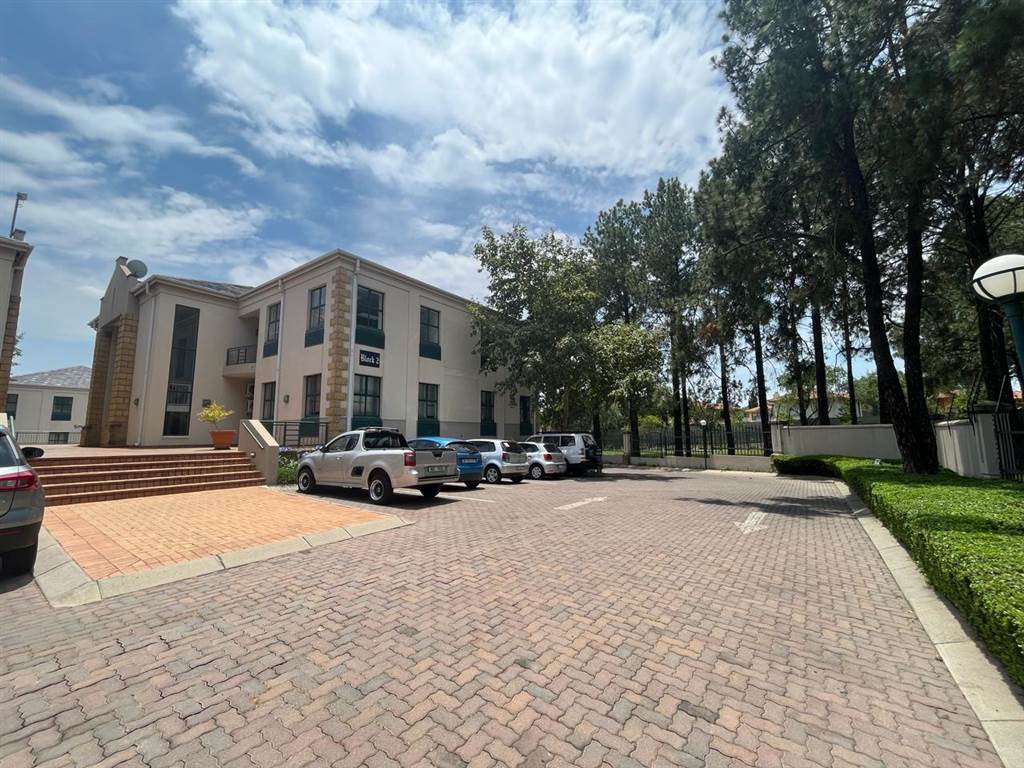 150  m² Commercial space in Fourways photo number 2
