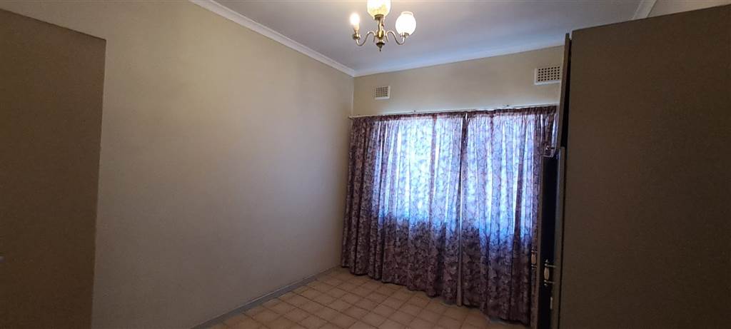 6 Bed House in Parow photo number 21