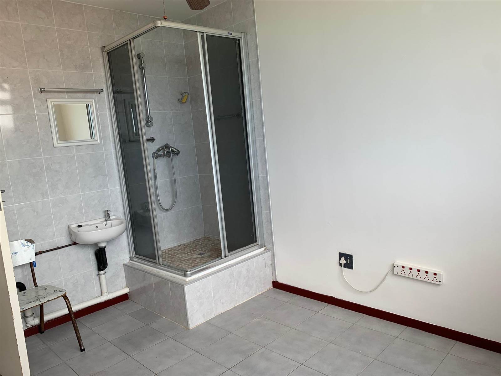 2 Bed Apartment in Scottburgh Central photo number 12