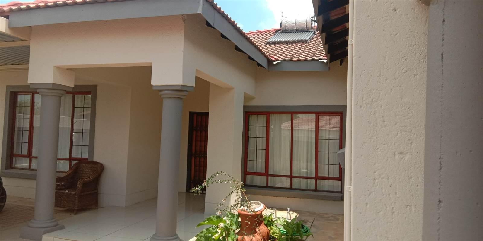 4 Bed House in Serala View photo number 2