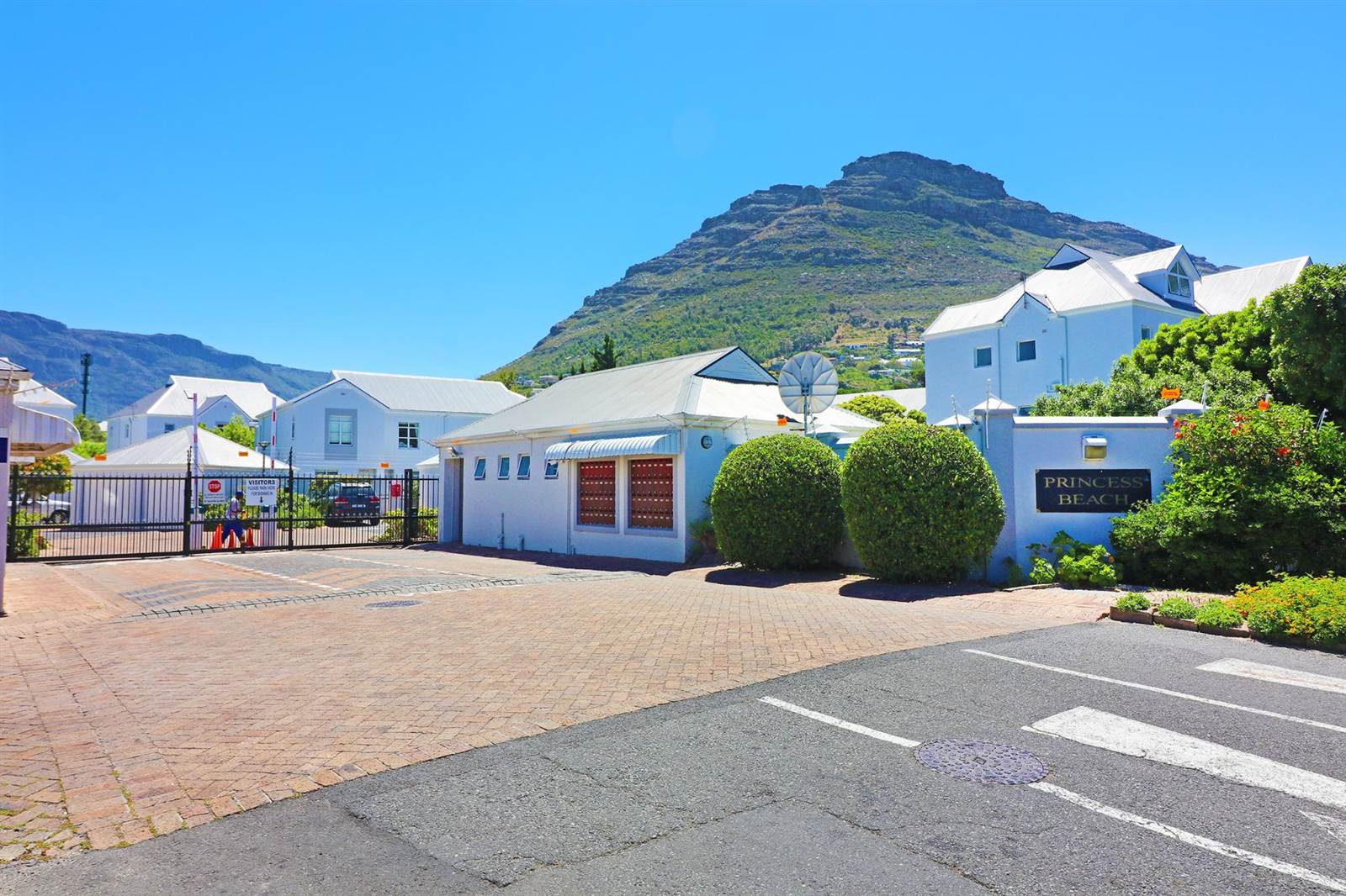 1 Bed Apartment in Hout Bay and surrounds photo number 1