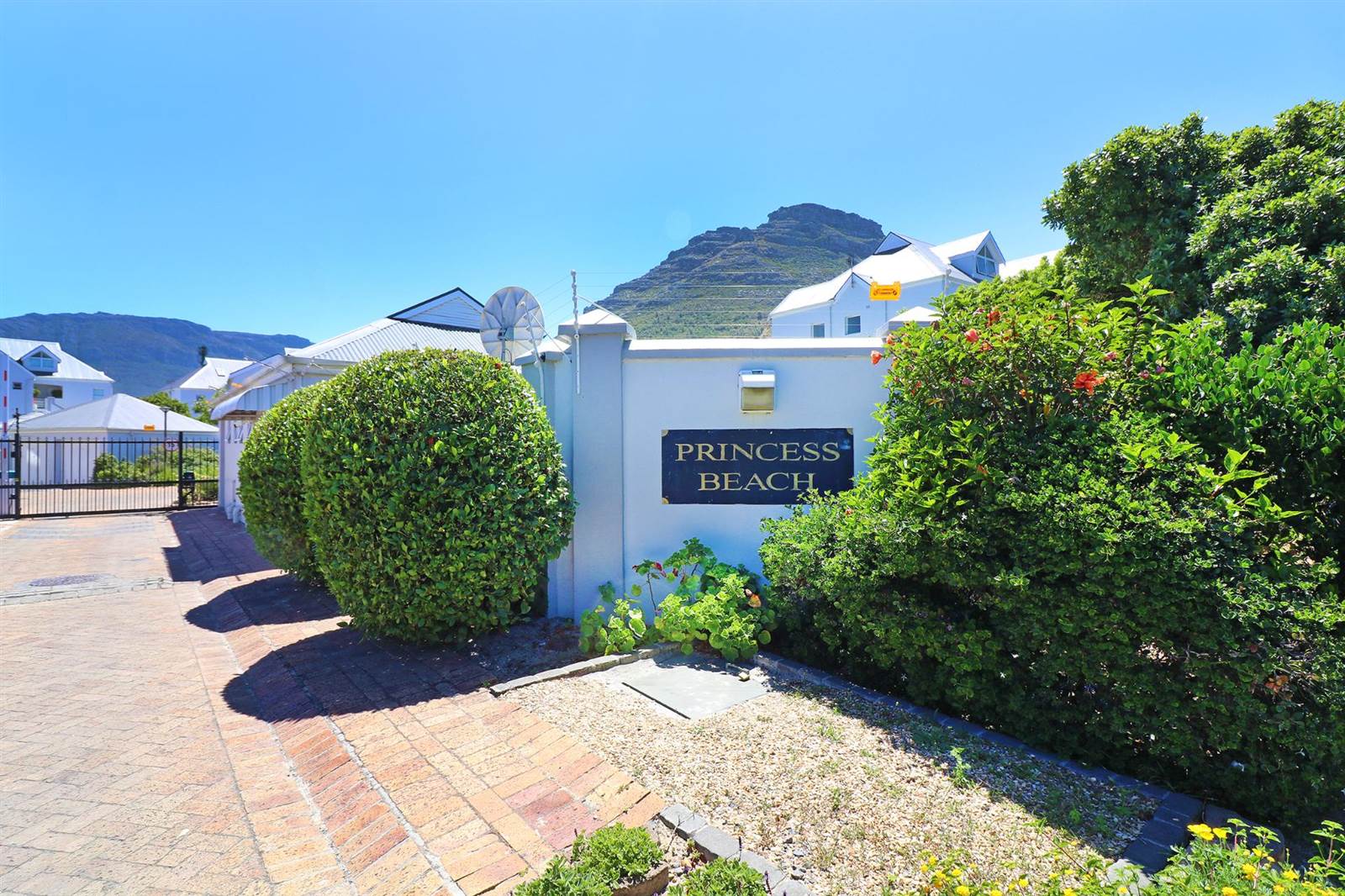 1 Bed Apartment in Hout Bay and surrounds photo number 2