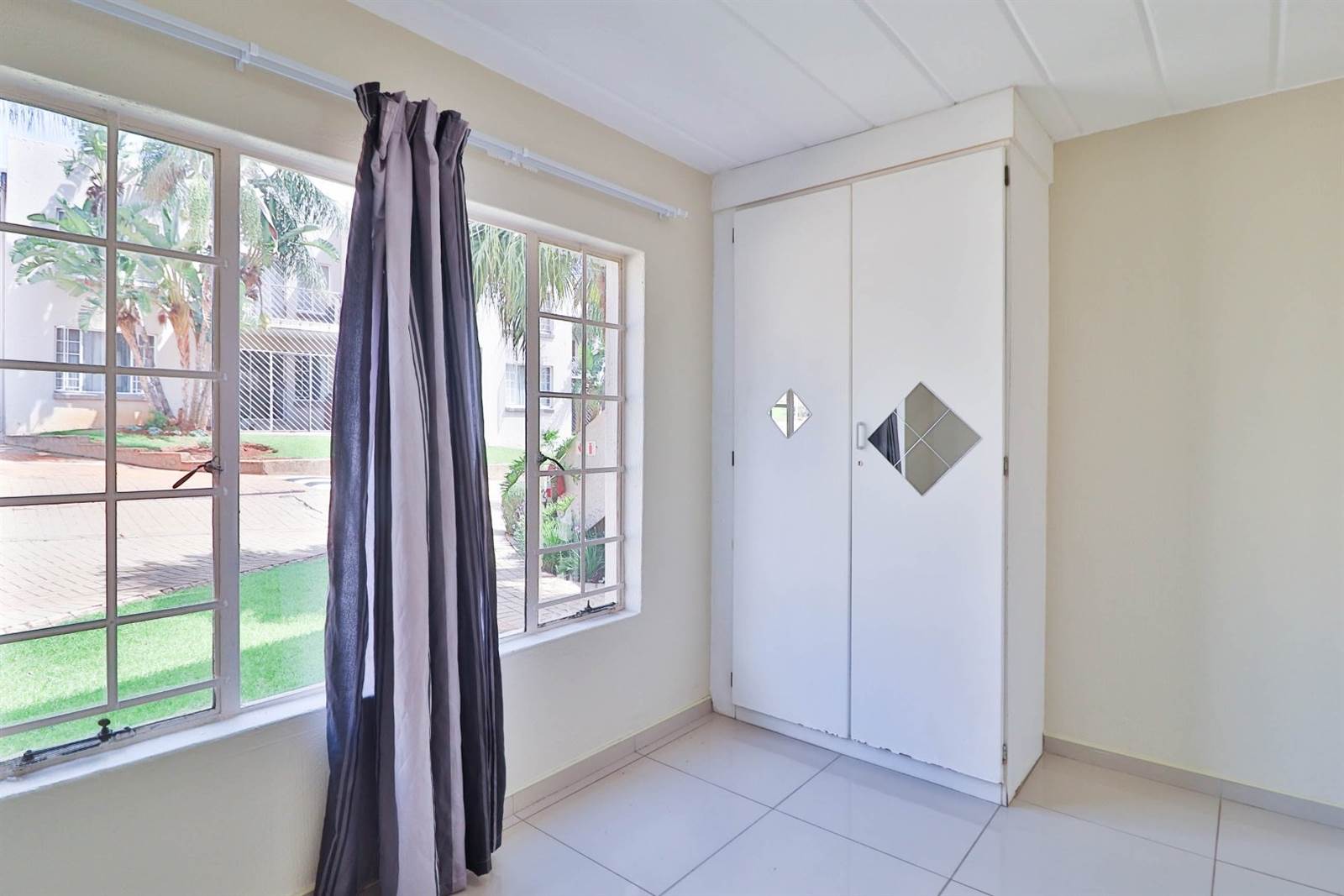 2 Bed Apartment in Garsfontein photo number 16